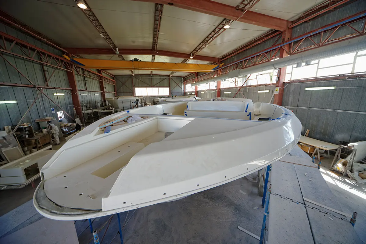 Ein Boot wird in einer großen Lagerhalle gebaut