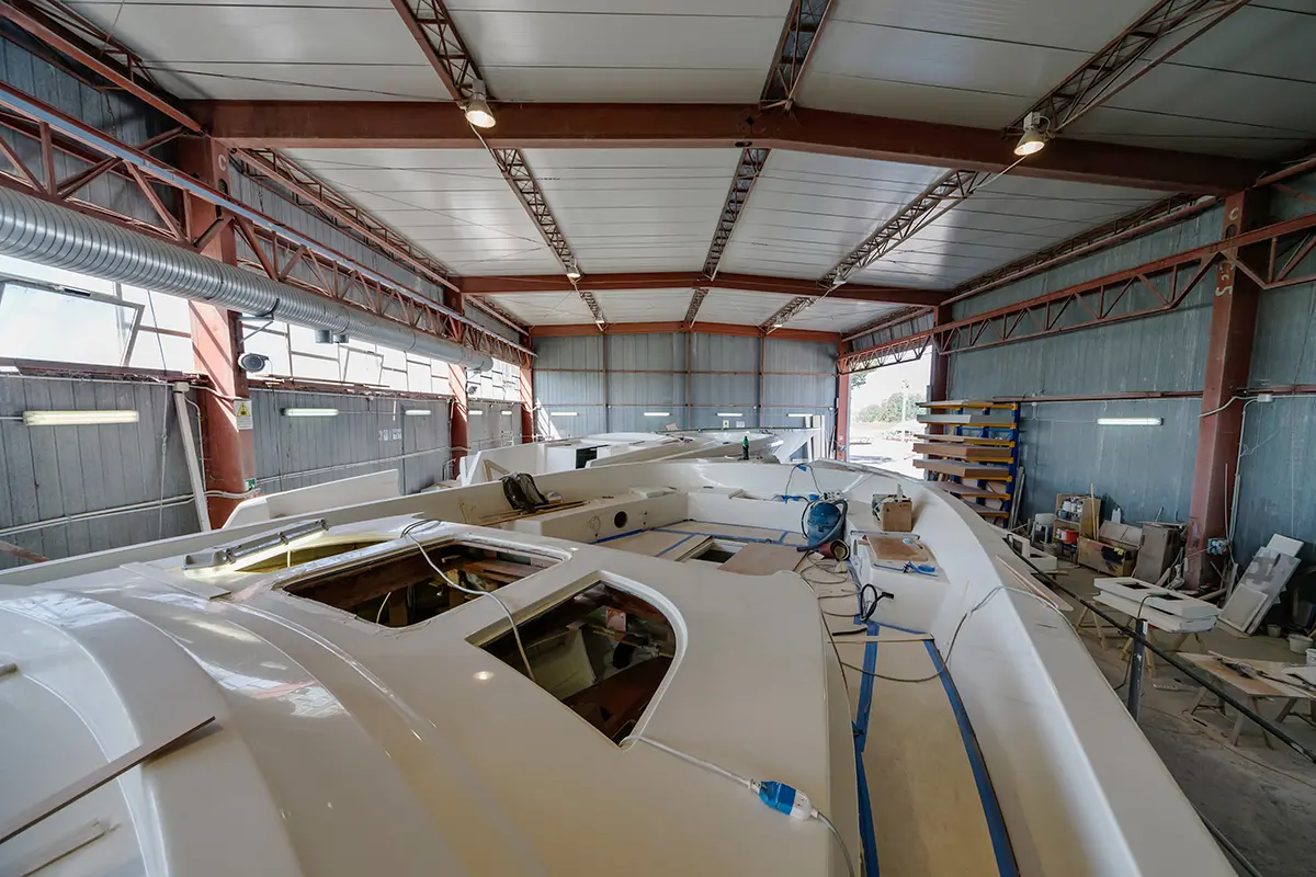 Eine Bootsbau-Szene in einer Werkstatt, wo ein neues Boot entsteht