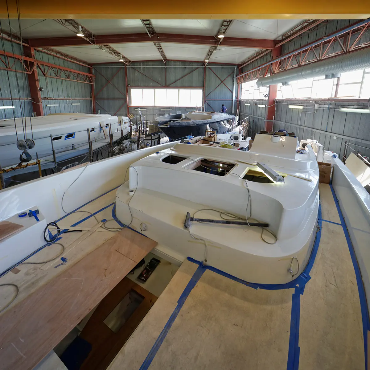 In einer großen Halle wird ein Boot konstruiert