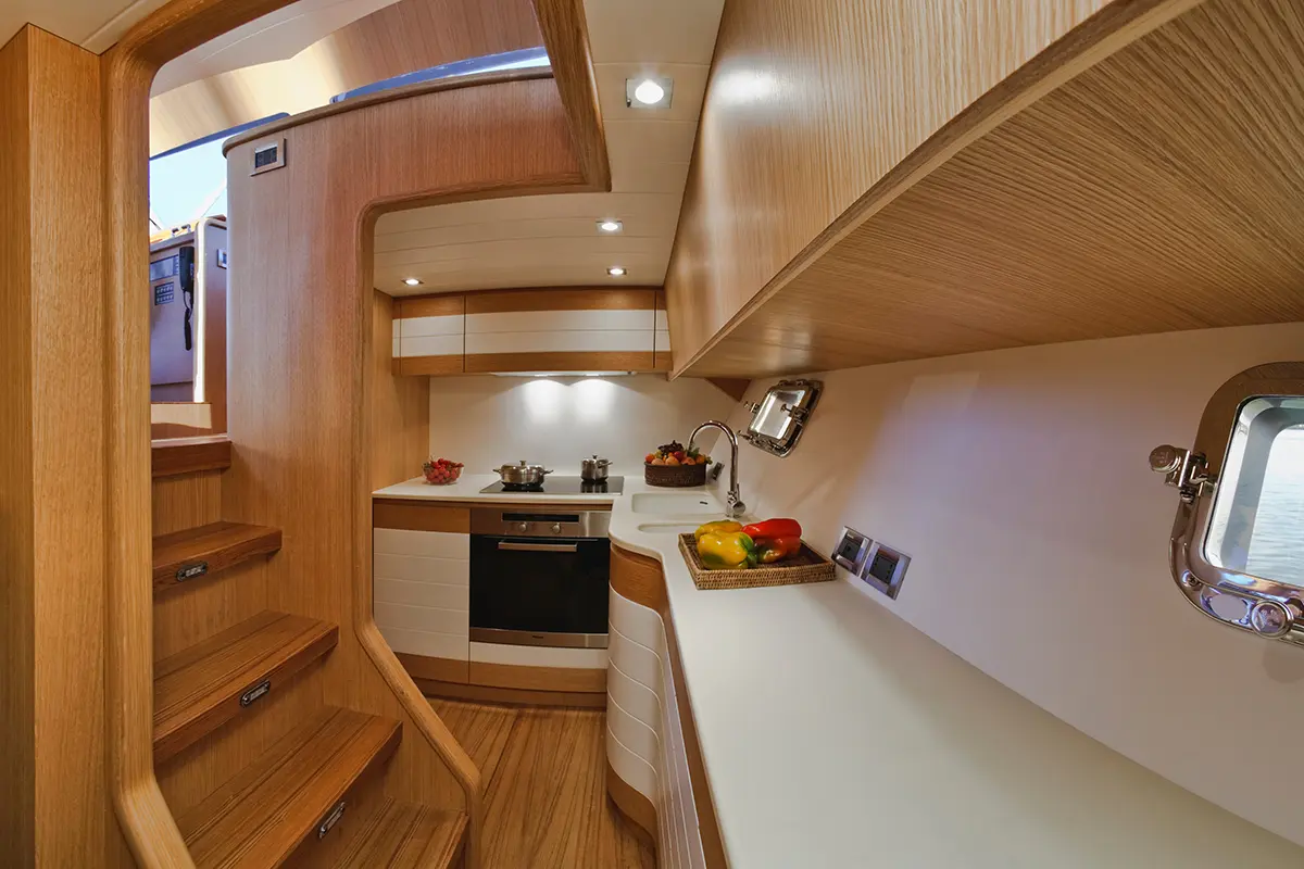 Innenansicht eines Bootes mit einer Küche und einer Treppe