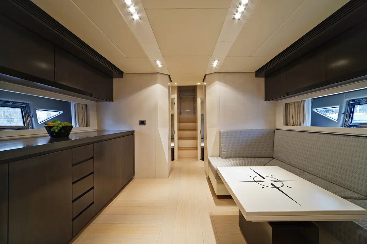 Blick auf die Küche und den Loungebereich an Bord einer Yacht