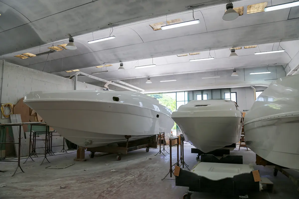 Werkstatt mit drei Booten im Innenraum