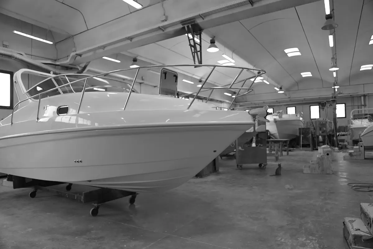 Eine Bootswerkstatt zeigt den Bau eines Bootes