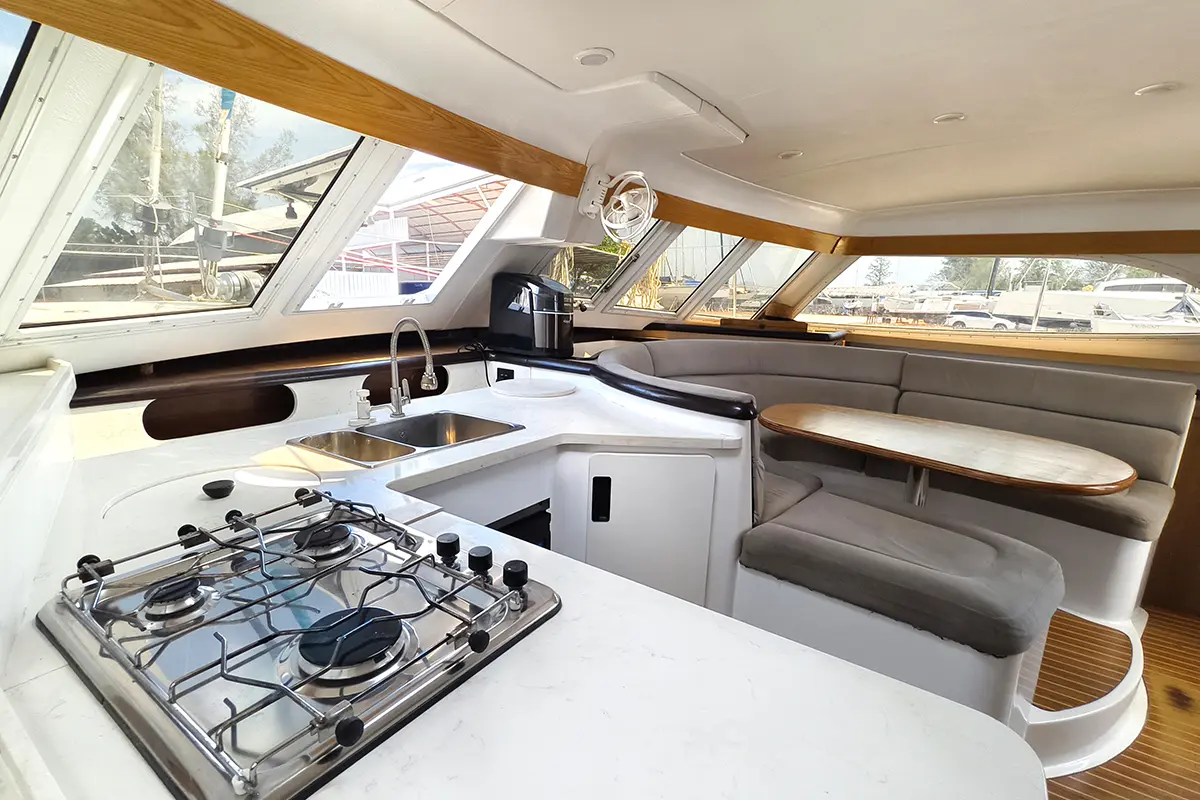 Bootsinne mit Herd und Spüle, die eine funktionale Küche darstellen