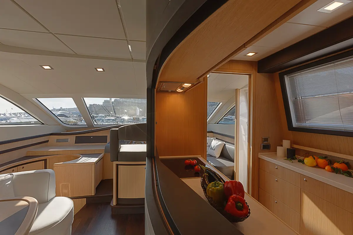 Blick auf eine moderne Küche und ein Wohnzimmer in einem Boot